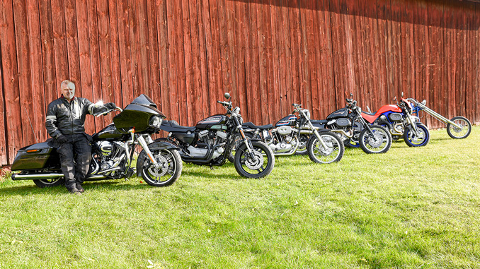 Klaes Jansson visar upp 6 av sina 7 motorcyklar.