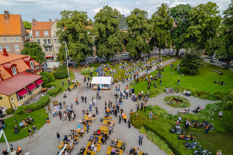 Drönarbild av folk och hojar på Strängnäs Bike Show i Ugglans Park.
