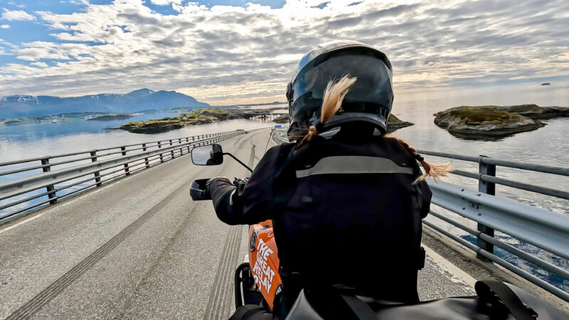 Ida kör Atlanterhavsvejen på en Harley-Davidson Pan America.