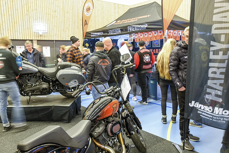 Folk tittar på Harleys på mc-mässan i Uppsala.