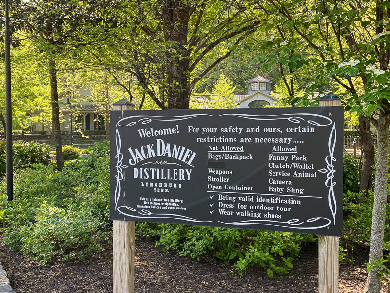 Skylt som presenterar Jack Daniels destilleri.