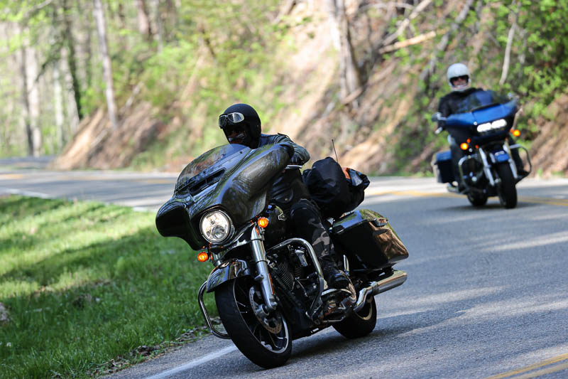 Två Harleys på hurviga "THe Dragon's Tail".