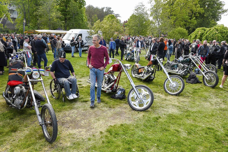 Besökare vandrar runt och spanar in hojar utställda på Custom Bike Show i Norrtälje.