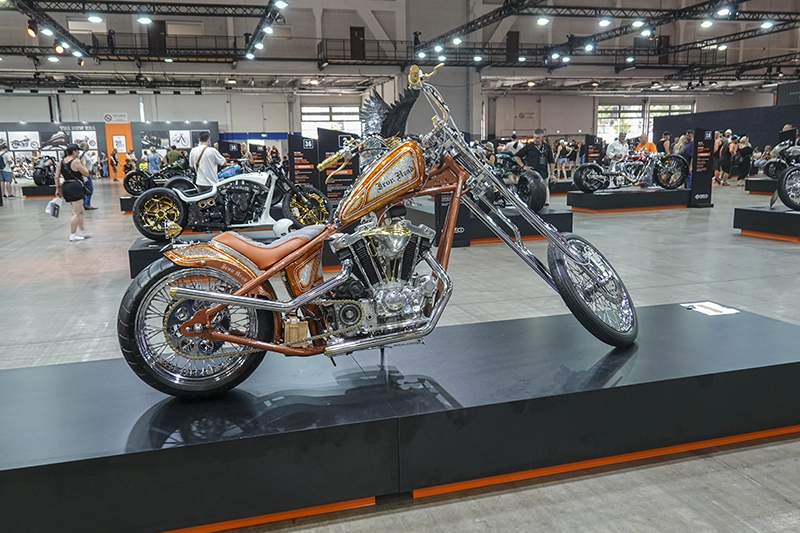 En fin Sportster-chopper på Harley-Davidsons hojutställning i Budapest.