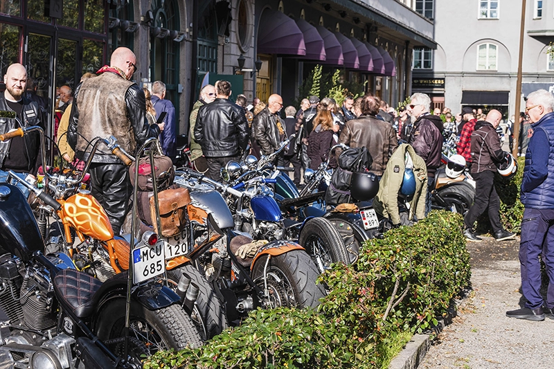 Folk och motorcyklar på Hard Rock Bike Show i Stockholm.