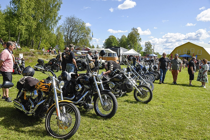 Folk och motorcyklar på Ratfink Reunion i Näs.